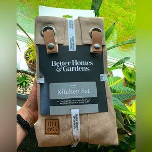 Better Homes and Gardens Kitchen Set in Beige NWT